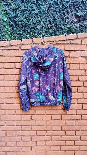 Corta-Vento Preta Estampada Tropical