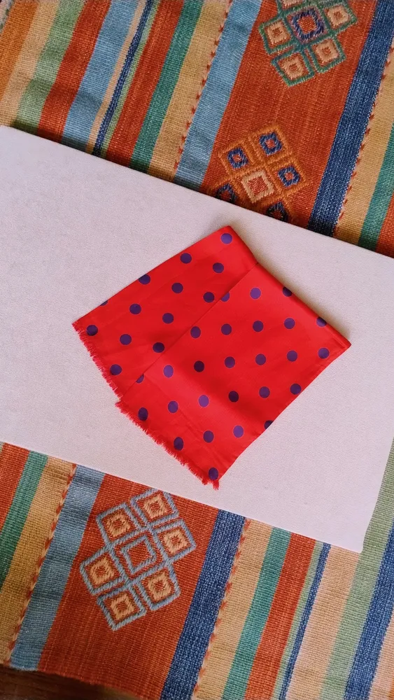 Cachecol Vermelho com Poá Azul