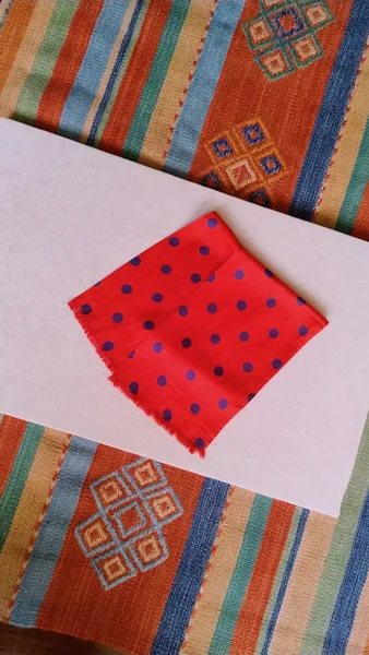 Cachecol Vermelho com Poá Azul