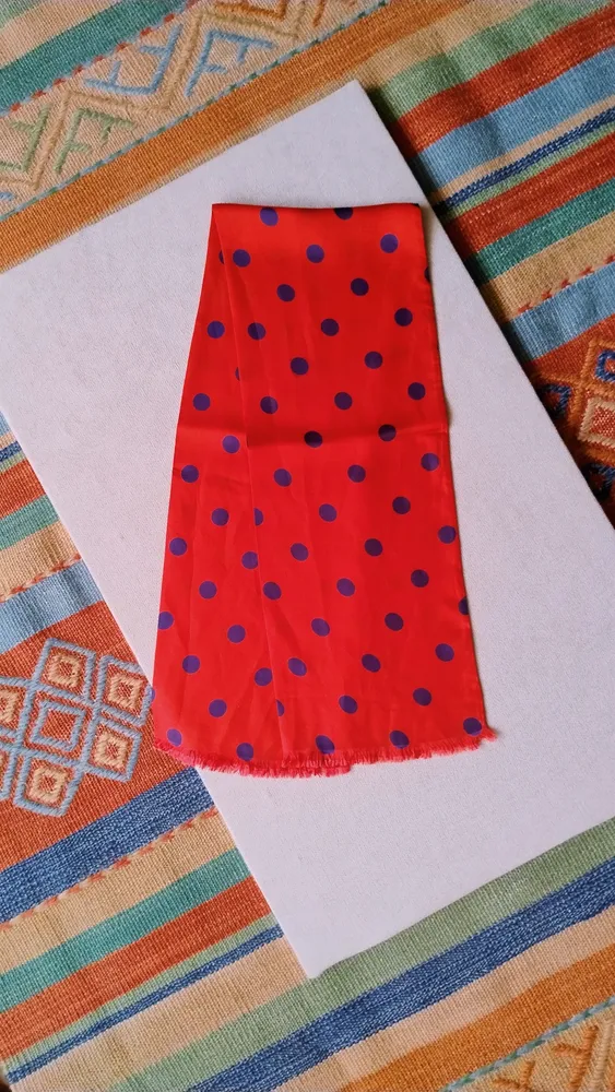 Cachecol Vermelho com Poá Azul