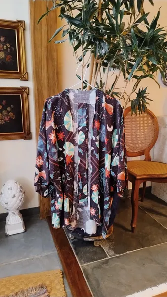 Kimono Preto Estampado com Faixa
