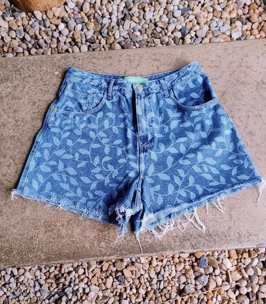 Short Jeans Estampa Folhagem da Flor de Lis