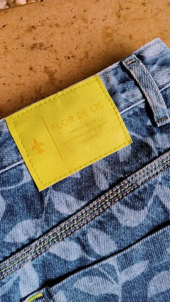Short Jeans Estampa Folhagem da Flor de Lis
