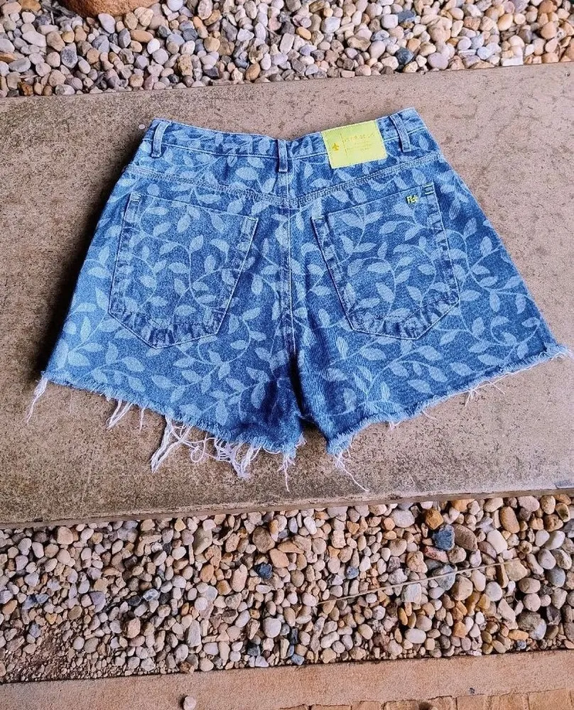 Short Jeans Estampa Folhagem da Flor de Lis