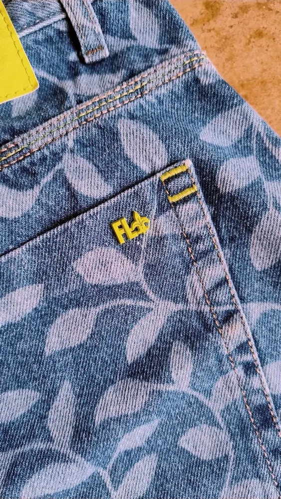 Short Jeans Estampa Folhagem da Flor de Lis