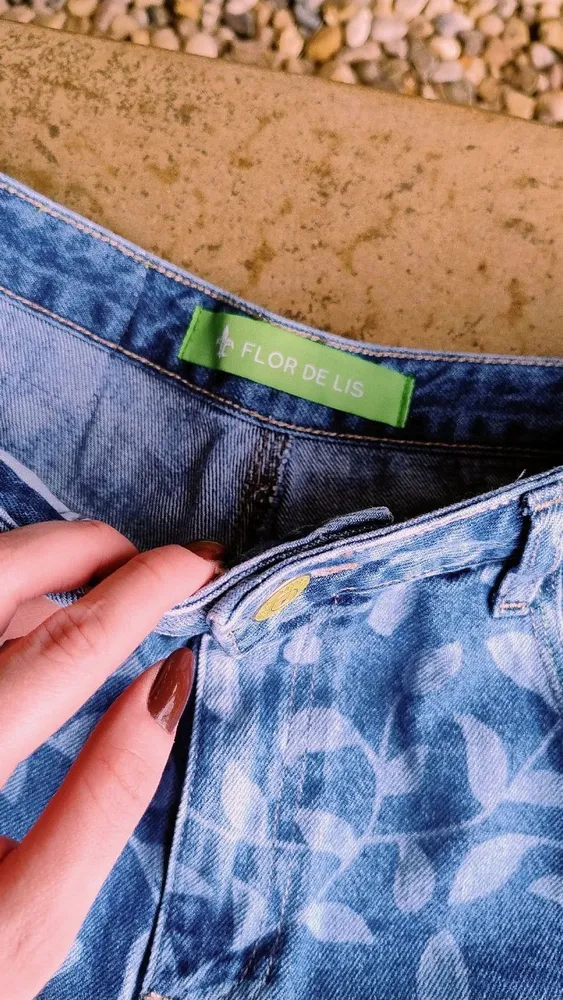 Short Jeans Estampa Folhagem da Flor de Lis
