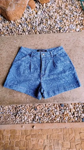Shorts Jeans Estampa Paisley da Flor de Lis