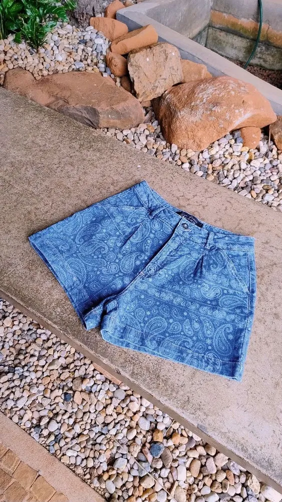 Shorts Jeans Estampa Paisley da Flor de Lis