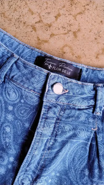 Shorts Jeans Estampa Paisley da Flor de Lis