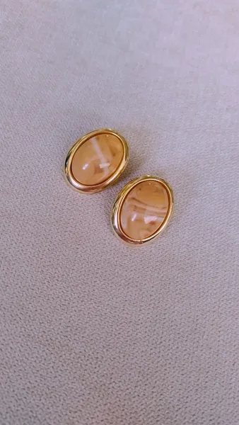 Brinco Dourado Oval com Resina Bege