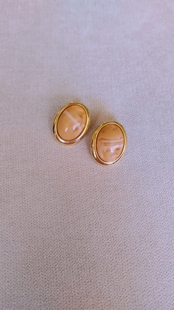 Brinco Dourado Oval com Resina Bege