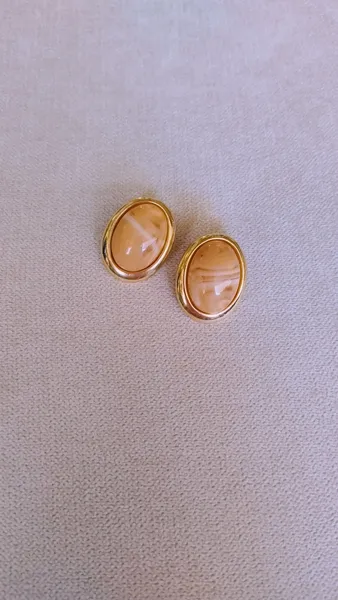 Brinco Dourado Oval com Resina Bege