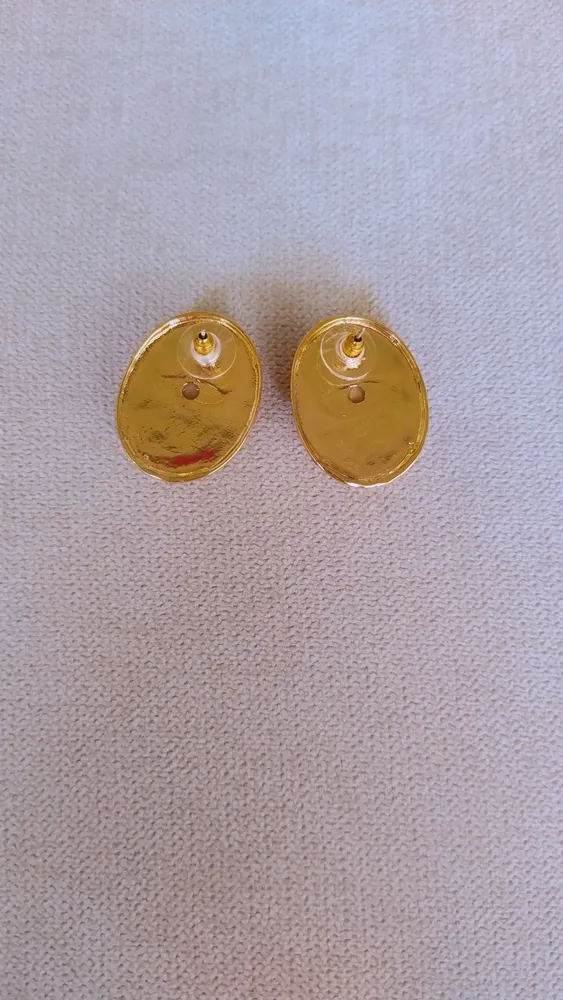 Brinco Dourado Oval com Resina Bege