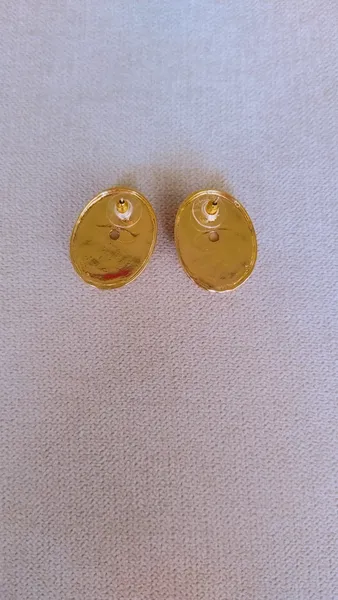 Brinco Dourado Oval com Resina Bege