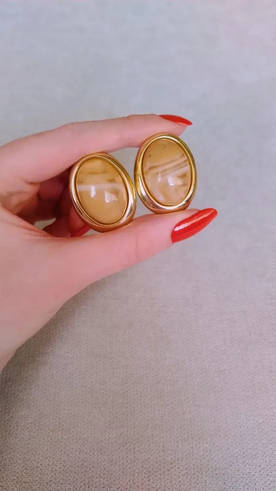 Brinco Dourado Oval com Resina Bege