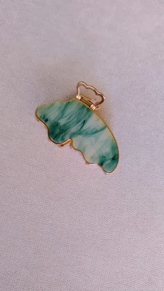 Presilha de Cabelo Verde Marmorizada com Acabamento Dourado
