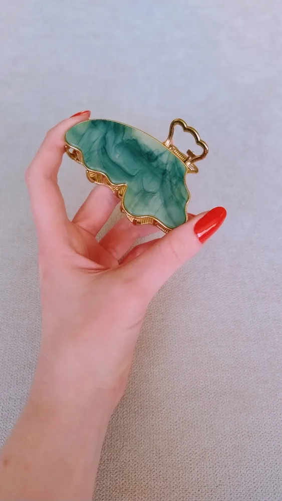 Presilha de Cabelo Verde Marmorizada com Acabamento Dourado