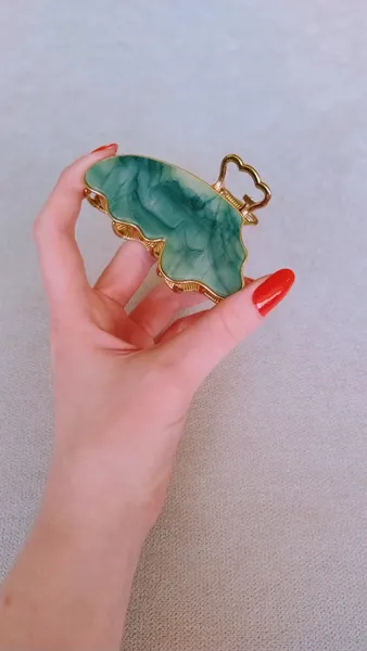 Presilha de Cabelo Verde Marmorizada com Acabamento Dourado