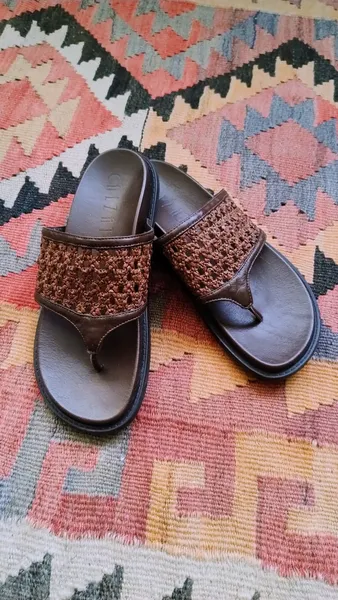 Chinelo Calzatto Marrom com Detalhe Trançado
