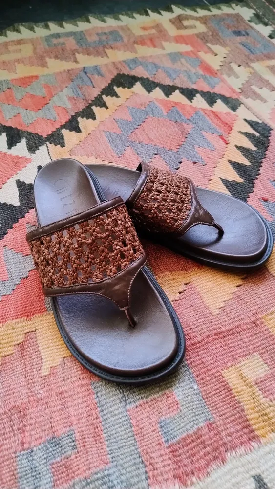 Chinelo Calzatto Marrom com Detalhe Trançado