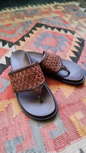 Chinelo Calzatto Marrom com Detalhe Trançado