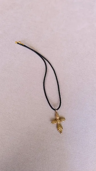 Colar com Pingente de Cruz Dourada e Cordão de Couro Preto