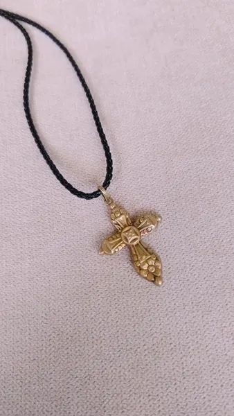Colar com Pingente de Cruz Dourada e Cordão de Couro Preto
