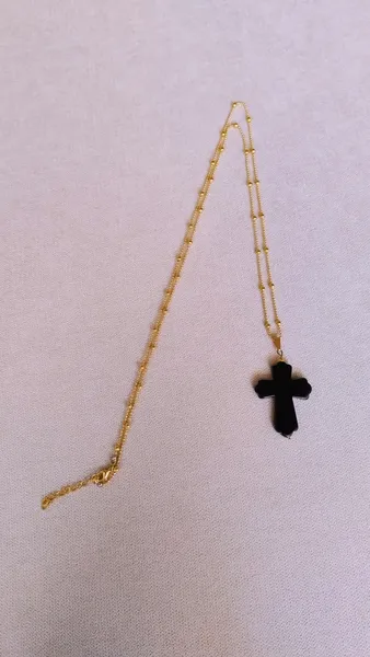 Colar Dourado com Cruz Preta