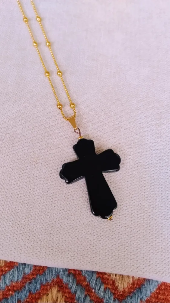 Colar Dourado com Cruz Preta