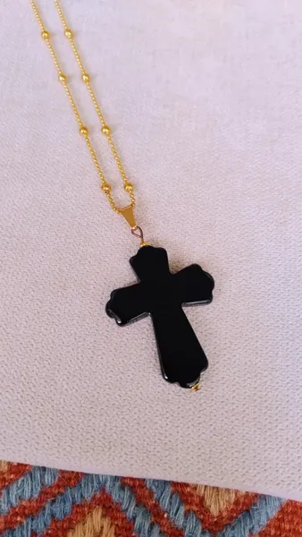 Colar Dourado com Cruz Preta