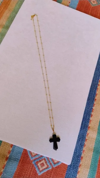 Colar Dourado com Cruz Preta