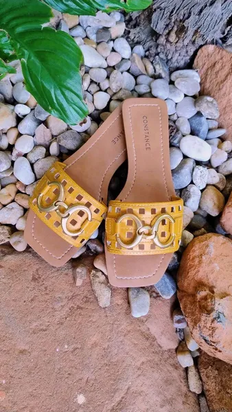 Rasteira Amarelo Mostarda com Corrente Dourada da Constance