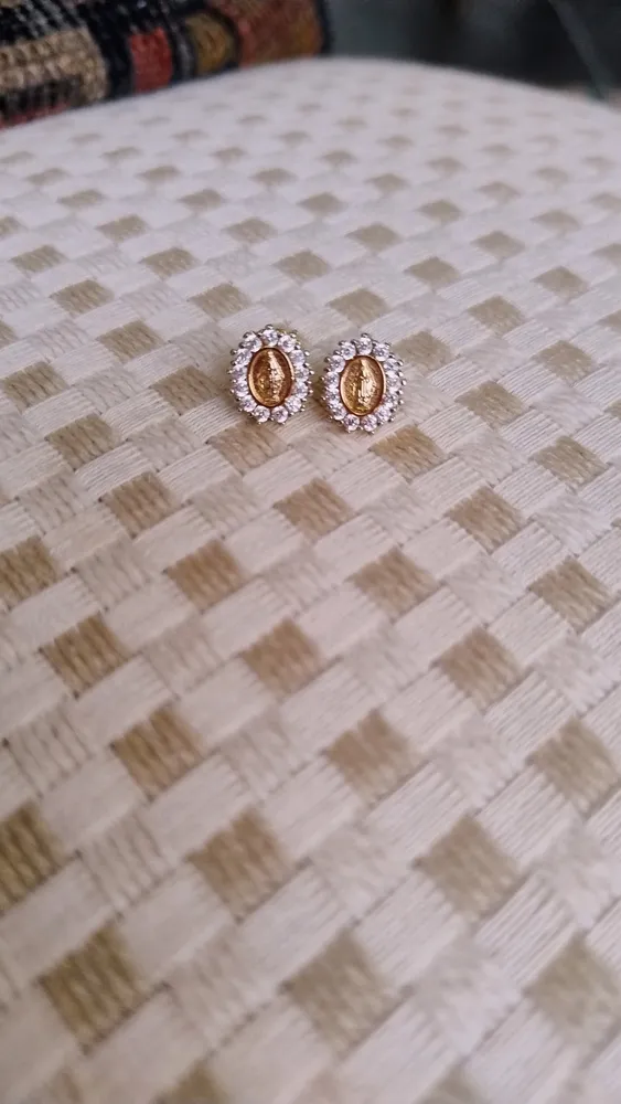 Brinco Oval Dourado de Nossa Senhora