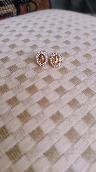 Brinco Oval Dourado de Nossa Senhora
