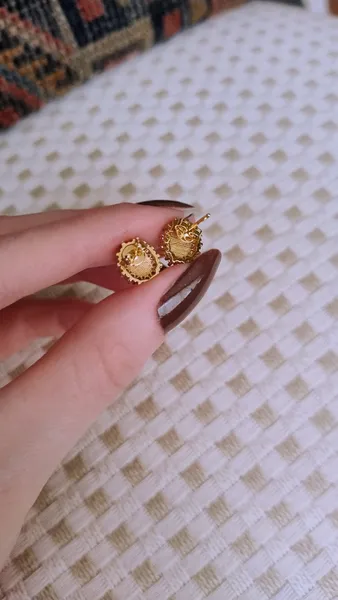 Brinco Oval Dourado de Nossa Senhora