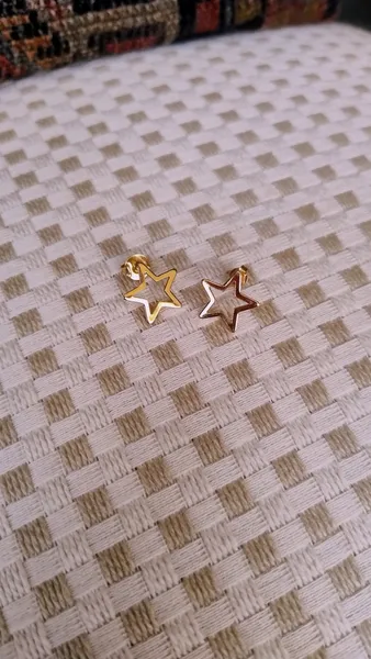 Brinco de Estrela Dourada Vazado