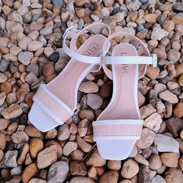 Sandália Anabela Off White com Detalhe em Ráfia da Lelive