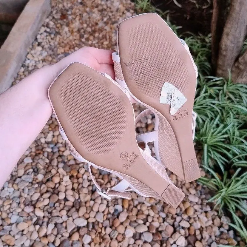 Sandália Anabela Off White com Detalhe em Ráfia da Lelive