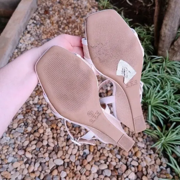 Sandália Anabela Off White com Detalhe em Ráfia da Lelive