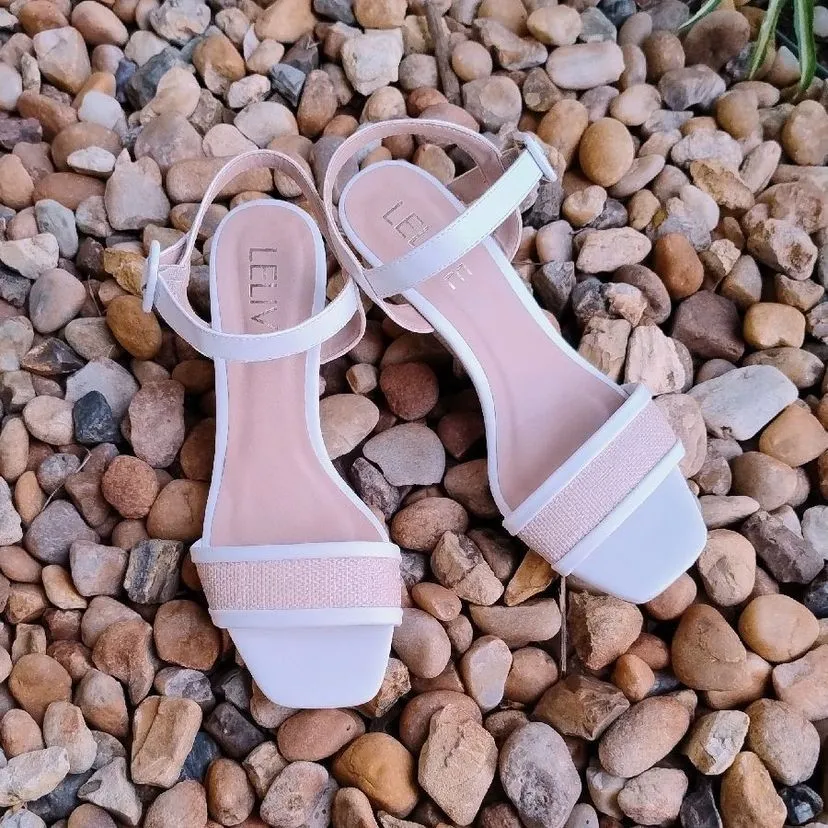 Sandália Anabela Off White com Detalhe em Ráfia da Lelive