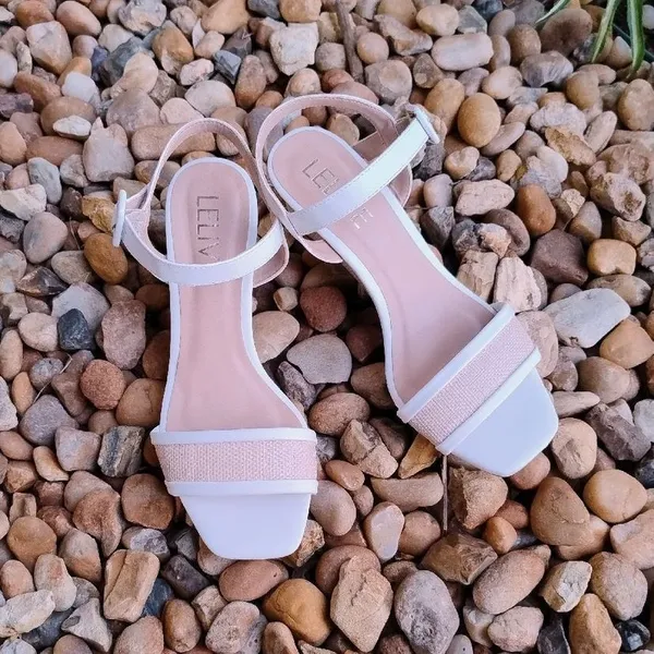 Sandália Anabela Off White com Detalhe em Ráfia da Lelive