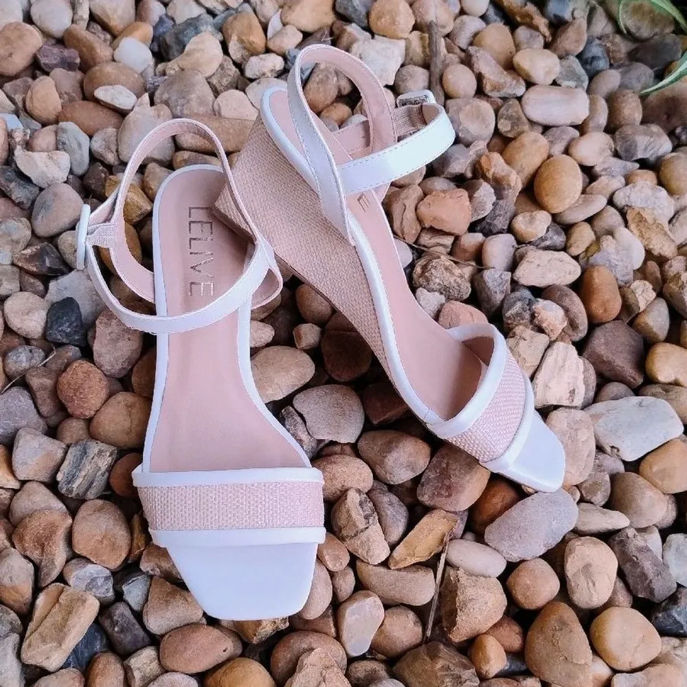 Sandália Anabela Off White com Detalhe em Ráfia da Lelive