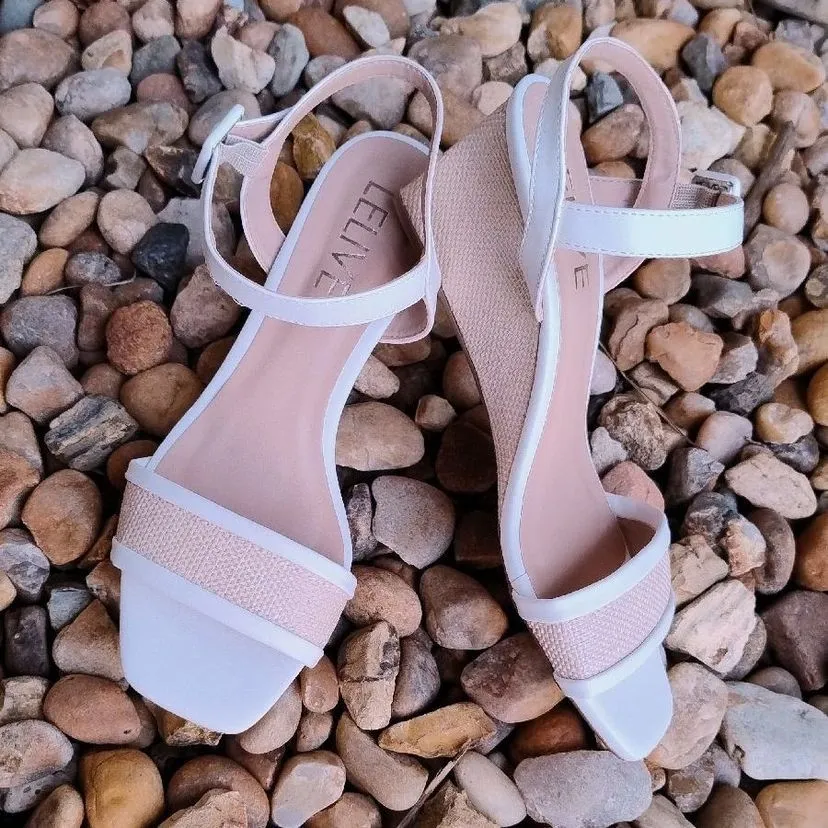 Sandália Anabela Off White com Detalhe em Ráfia da Lelive
