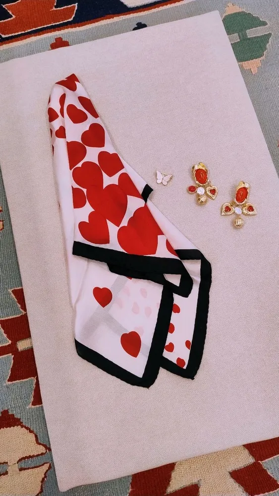 Kit Lenço Corações com Brinco Penduricalhos e Broche