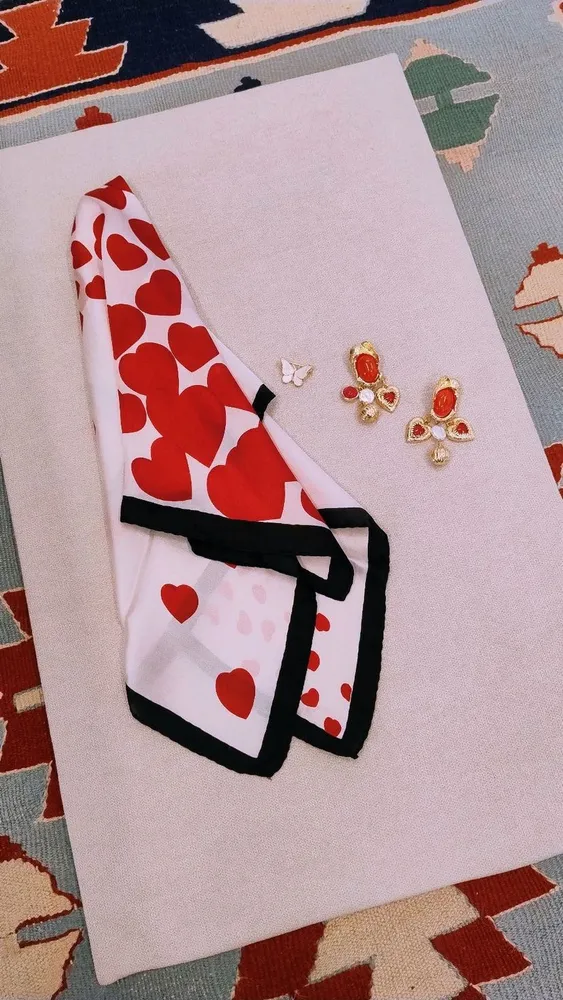 Kit Lenço Corações com Brinco Penduricalhos e Broche