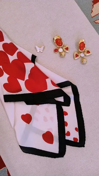 Kit Lenço Corações com Brinco Penduricalhos e Broche