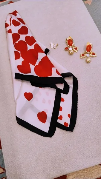 Kit Lenço Corações com Brinco Penduricalhos e Broche