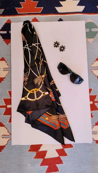 Kit Lenço Estampado com Brincos e Óculos de sol
