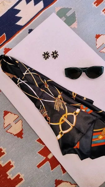 Kit Lenço Estampado com Brincos e Óculos de sol