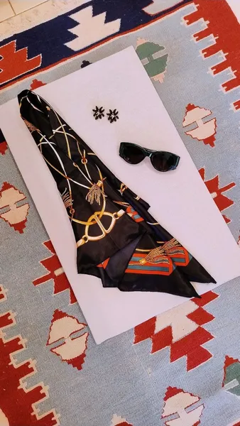 Kit Lenço Estampado com Brincos e Óculos de sol